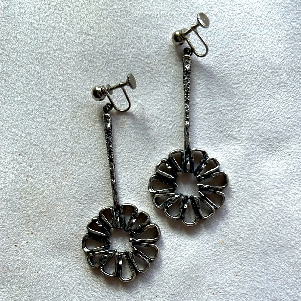 Artisan BRUTALIST screw clasp earrings. Handmade from the 70’s.🖤